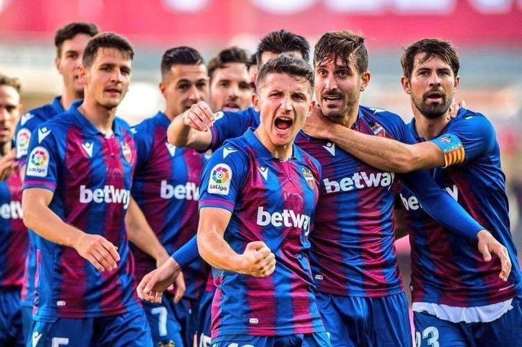 比利亚雷亚尔战胜对手，全队表现出色