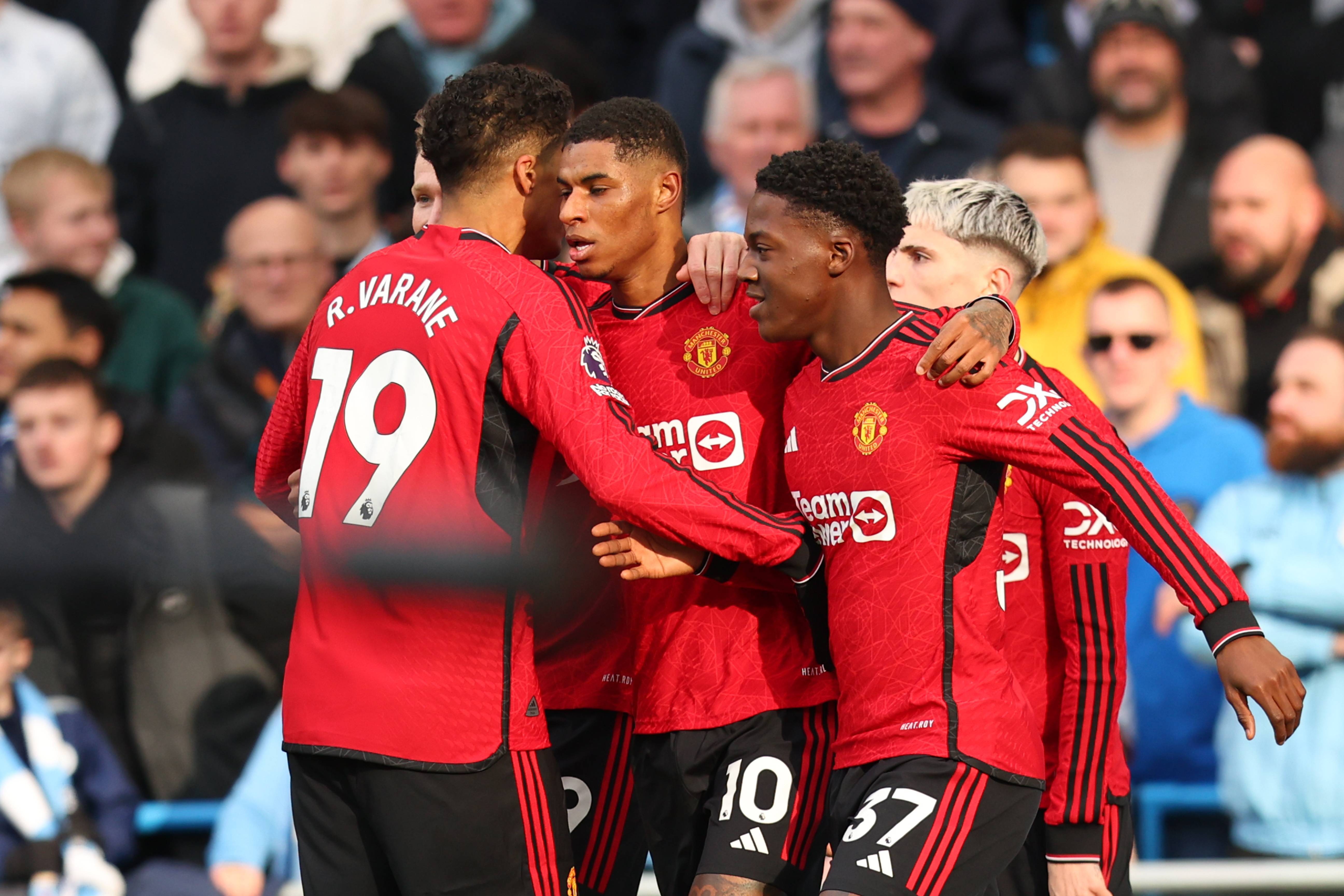 足球场上的对决焦点，双方实力强劲