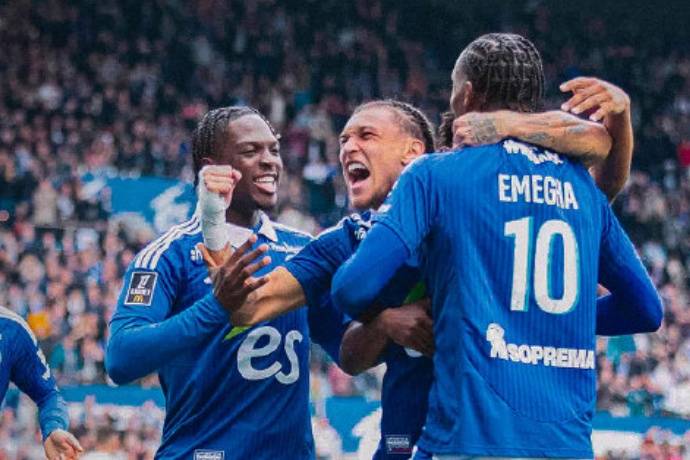 包含斯特拉斯堡队在法甲联赛中展现强劲气势的词条