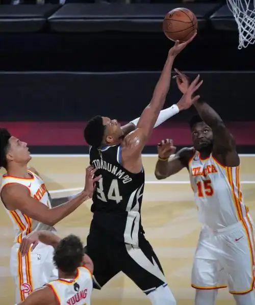 字母哥巅峰对决，阿扎伦卡与70激战篮网分钟，精彩发挥胜负难料！的简单介绍