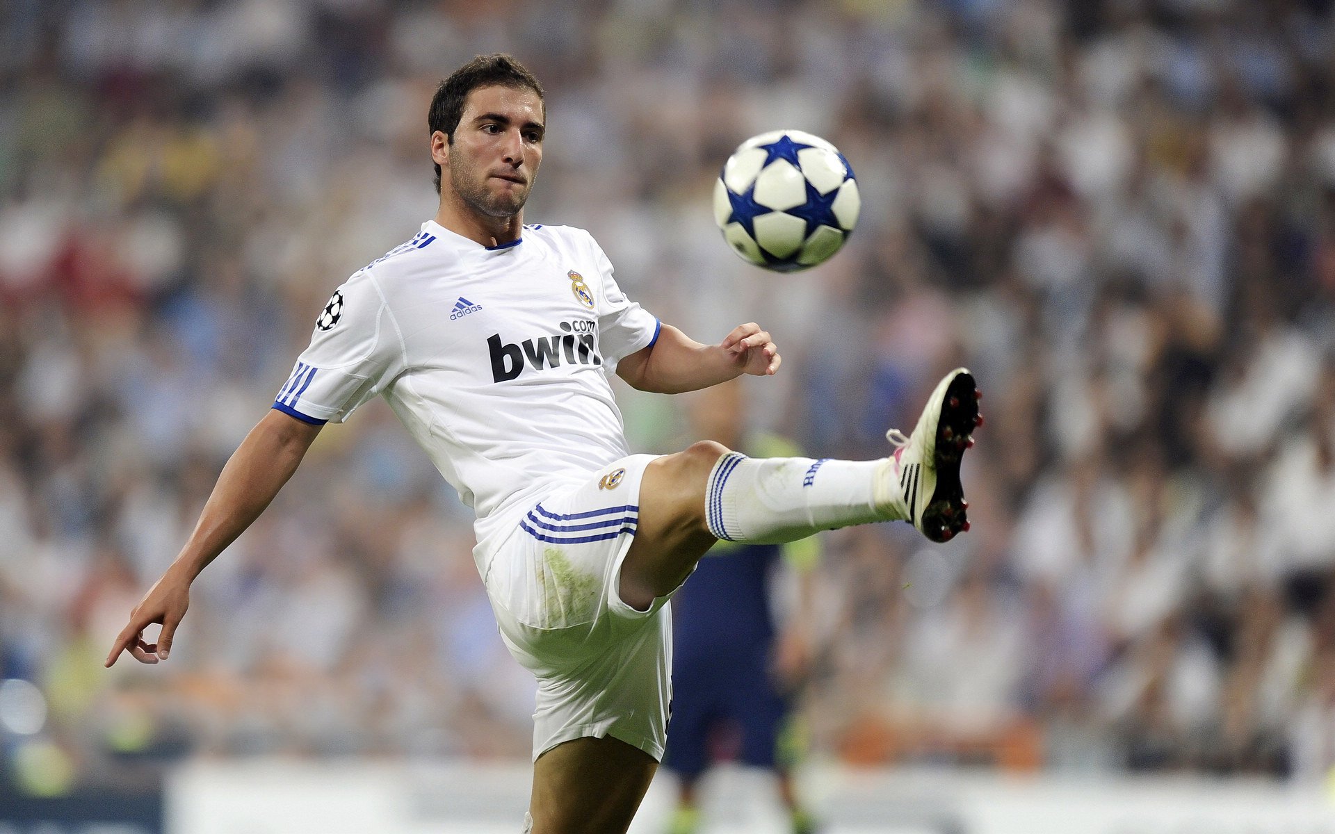 湖人不断突破！，内马尔连续十二场比赛得分超过领先优势明显引发球迷热议